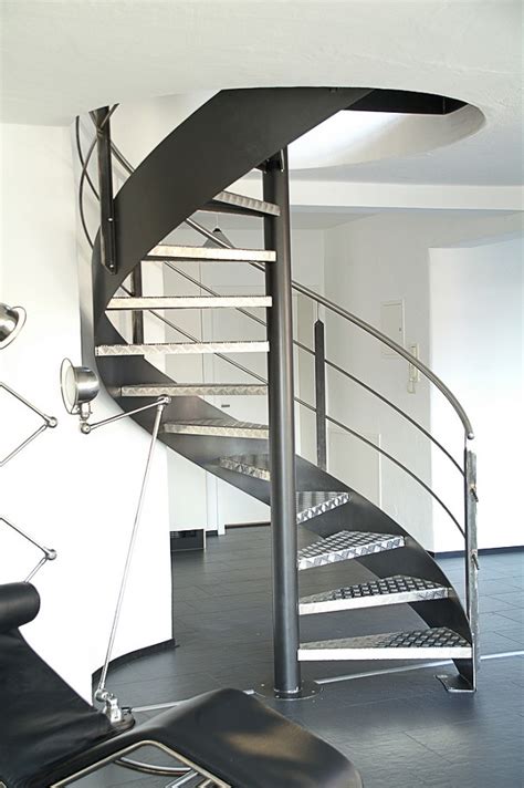 Dolle spindeltreppe wendeltreppe raumspartreppe barcelona buche weiß grau. Unterschied Spindeltreppe Wendeltreppe ǀ Stadler Blog