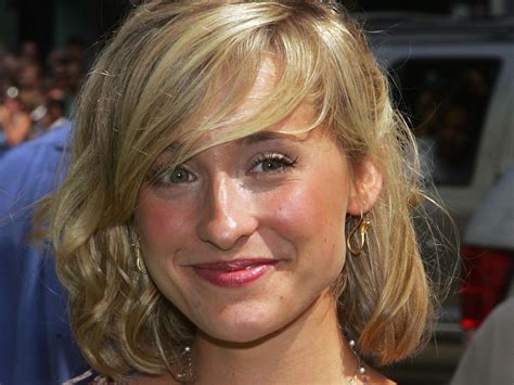 Allison Mack Smallville Actor Pleads Guilty For Nxivm Sex