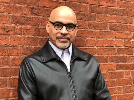 La langue qu'il maîtrise et écrit le mieux est l'anglais, même s'il utilise aussi l'espagnol qui apparaît dans sa poésie. Willie Perdomo To Join Editorial Staff of The Common | The ...