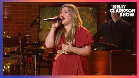 Watch The Kelly Clarkson Show Official Website Highlight Kelly Clarkson Sings Santa Can T