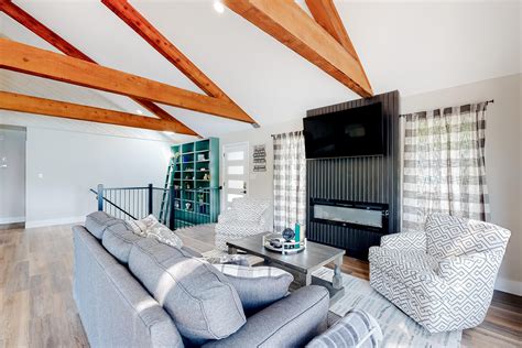 Lake Ozark’s Ultimate Vacation Haven with a View - Home Rental in Rocky