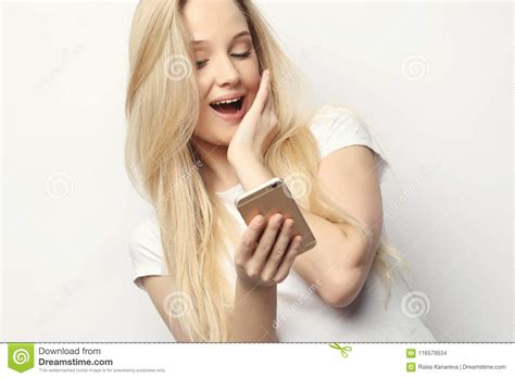 De Vrij Blonde Vrouw Met Lang Haar Houdt Moderne Slimme Telefoon