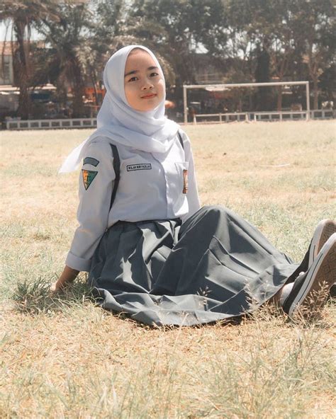 Pin Oleh Jilbab Rok Di Seragam Sekolah Wanita Mode Wanita Gadis Kecil Cantik
