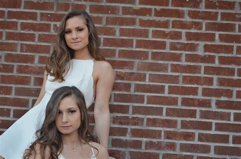 College Senior Pictures Twin Poses Twins Posing Graduation