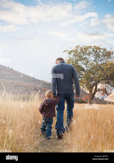 Padre E Hijo Caminando De La Mano Fotografías E Imágenes De Alta
