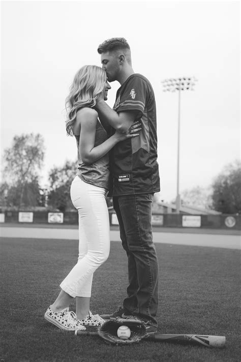 #seniorpictures #couple #baseball #laughing @matlynmayphotography