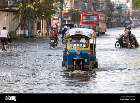 Tuk Tuk Fahrt Durch Hochwasser Im Stadtzentrum Von Bangkok Thailand