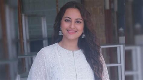 Up Police Record Sonakshi Sinhas Statement At Her Residence In Connection With Alleged Cheating