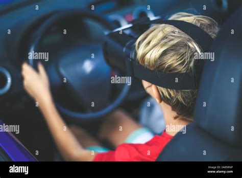 Macho Joven Conducir Un Automóvil Con Gafas De Realidad Virtual Muchacho Sentado Detrás Del