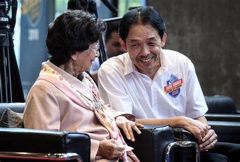 Prime minister dr mahathir mohamad's wife, dr siti hasmah mohamad ali paid a visit to the national heart institute (ijn) earlier today, to personally get an update on the condition of muhammad adib mohd kassim, the firefighter who was severely injured after being attacked by a mob in last month's. Lapan lagenda badminton bergabung cari juara baharu ...