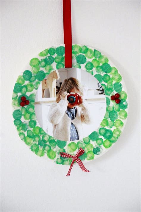 DIY: Selbstgebastelter Pappteller-Weihnachtskranz als Geschenkidee für