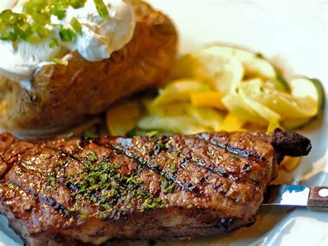 Setelah diberi bumbu, masak daging kambing dengan api kecil agar bumbu meresap dan empuk. Resep Steak Daging Dengan Campuran Kentang - Resep Masakan ...
