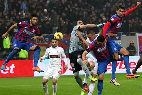 Jandarmii au intervenit în forță pe teren. Steaua - Dinamo (etapa a 5-a). Derby de România. Toate ...