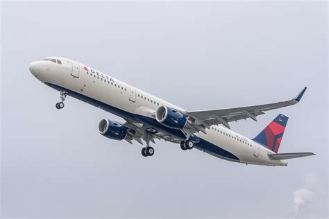 Delta Airbus A321 Ends Up In The Grass After Landing In Atlanta