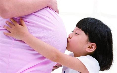 双喜临门！母女同怀二胎 妈妈肚中竟是双胞胎中国青年网