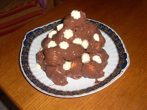 Per la meringa italiana 100 g di albumi (3 medi) 180 g di zucchero 40 g di acqua ½ cucchiaino di estratto di vaniglia. Profitterol panna e cioccolato (ricetta facile ...