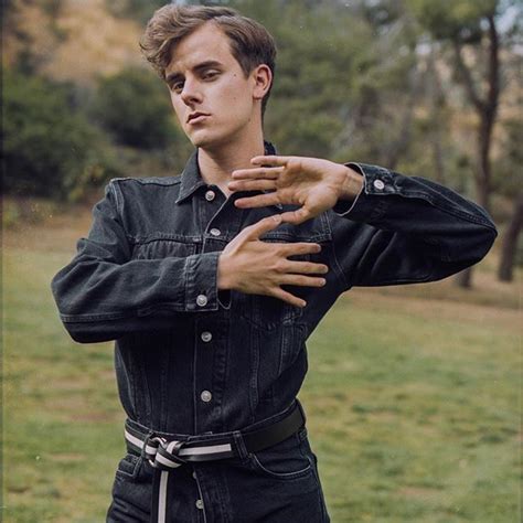 Libertate, egalitate, fraternitate (liberté, egalité, fraternité în franceză). @balenciaga | Connor franta, Connor, Pretty men