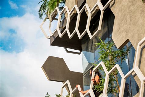 Hexagonal Facade Design Emerged as a Buffer of Stratifying Elements | Studio Ardete - The ...