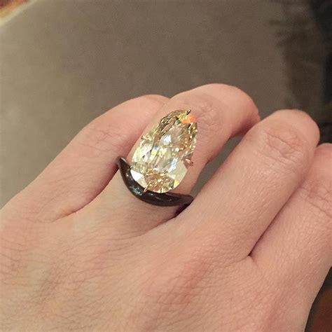 Scarlett Johanssons Engagement Ring Is Epic The Adventurine