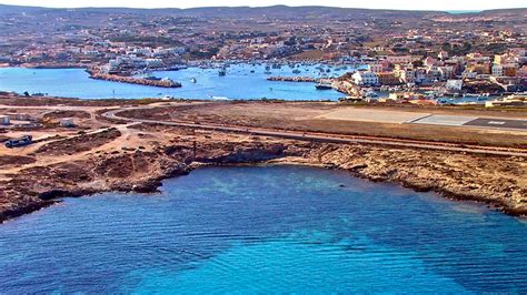Virus Sindaco Lampedusa Aereo Per Palermo Pieno Passeggeri Si Rifiutano Di Salire