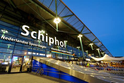 Amsterdams Schiphol Airport To Cap Passengers Over May Holidays The Independent