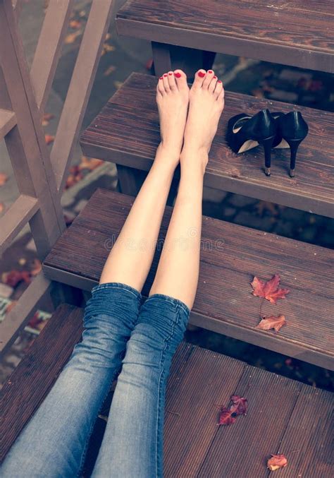 le gambe lunghe molto belle una ragazza sta riposando dopo una passeggiata lunga che si siede