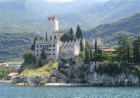 В сети появились кадры смертельного крушения фуникулера в италии, которое произошло 23 мая: Италия. Озеро Гарда. Что посмотреть. Национальный парк.