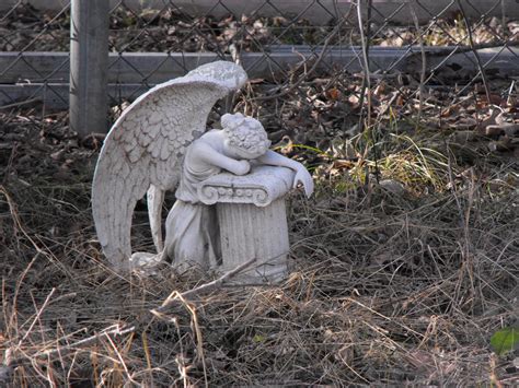 Free Estatua de Angel llorando Stock Photo - FreeImages.com