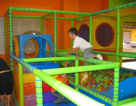 Toboganes Y Piscina Con Pelotas En La Sala De Juegos Centro De Entretenimiento Para Ni Os No