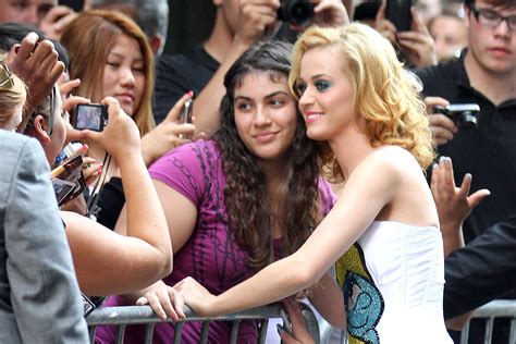 katy perry the smurfs 3d premiere in new york with fans 03 gotceleb