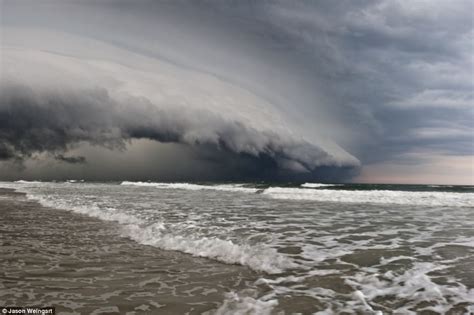 There S A Storm Coming Photographer Captures Spectacular Shelf Cloud Formation Off The Coast Of