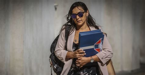 Revuelo causó ayer sábado 6 de junio una supuesta imagen de la presidenta del colegio médico, izkia siches, bebiendo un trago de piscola en medio de lo que parece una fiesta. Izkia Siches desmiente relación con hermano del diputado ...