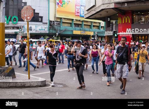 Cebu Philippines July 10 2019 Filipino People Crossing Busy