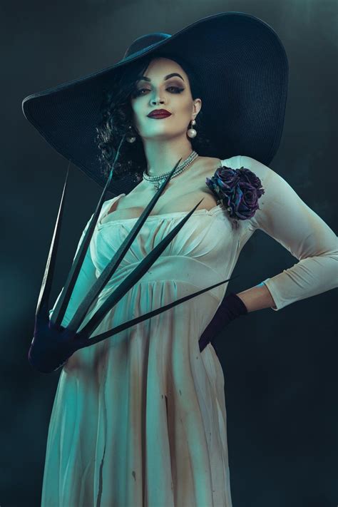 Найдите больше постов на тему lady dimitrescu meme. Lady Dimitrescu from Resident Evil Village is 9'6" (2.9m ...