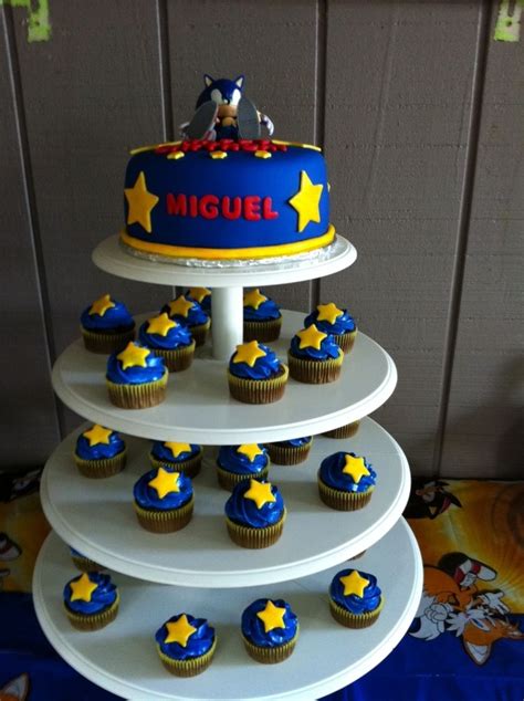 A mario kart birthday party with diy character hats, homemade race cars, mario topped birthday cake, character cake pops, vintage racing style printables + refueling drinks. Sonic Cake Sonic fondant cake & cupcakes. | Sonic cake ...
