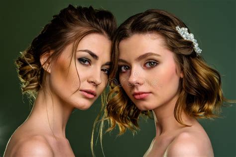 un groupe de jeunes filles magnifiques deux femmes font face à un gros plan image stock image