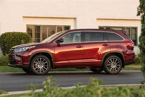 Toyota highlander vs 4runner size. 2015 Toyota Highlander vs. 2015 Toyota 4Runner: What's the ...