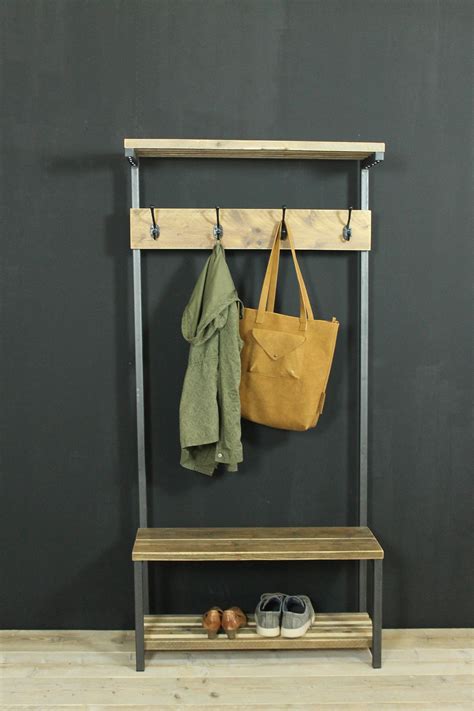 You can turn a billy shelf in an extendable shoe rack in just a few steps. Garderobe mit Sitzbank und Hutablage aus altem Bauholz ...