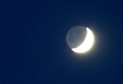 Everyone on earth sees the same phase of the moon on the same day. Why can I see the dark side of the moon? - Astronomy Stack ...