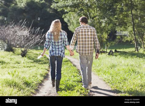 Pareja Caminando Juntos En El Campo Fotos E Imágenes De Stock Alamy