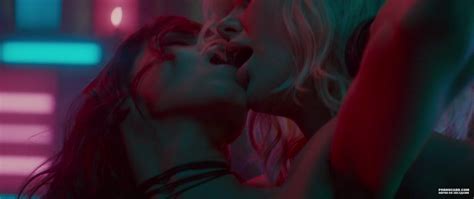Лесбо порно сцена с Шарлиз Терон и Софией Бутеллой Взрывная блондинка