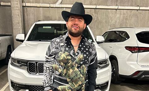 Luis R. Conriquez detiene concierto porque fan le truena los dedos