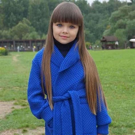 Menina russa é considerada a criança mais bonita do mundo conheça
