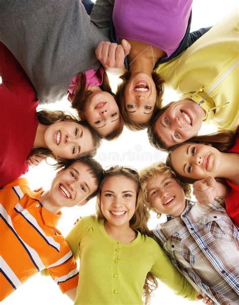 Un Grupo De Adolescentes Felices Que Cuelgan Hacia Fuera Junto Imagen