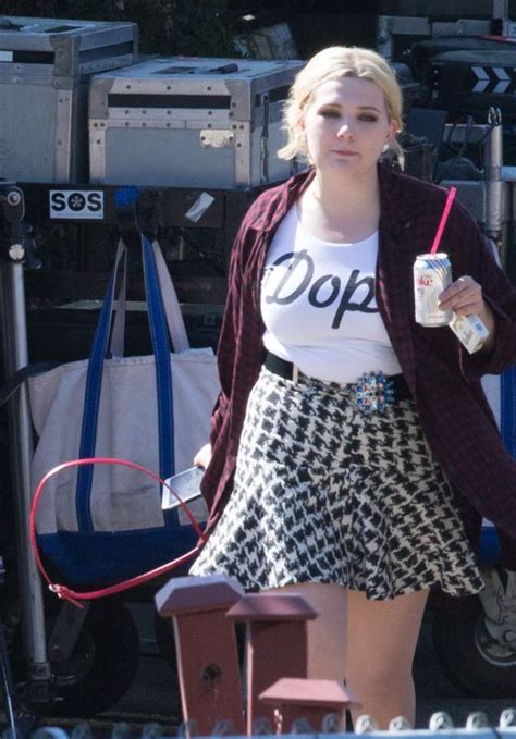 Abigail Breslin On The Set Of Latest Outfits Short Outfits Scream