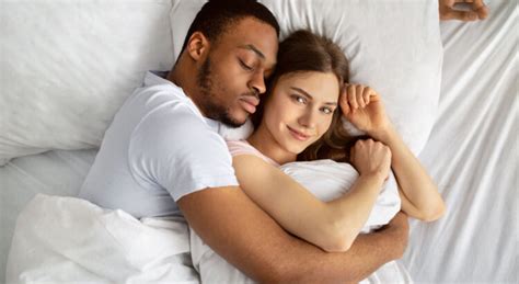 Couple La Position Dans Laquelle Vous Dormez En Dit Long Sur Votre