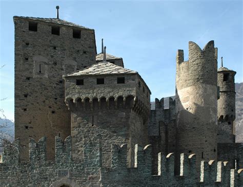 File:Castello di Fenis torri.jpg