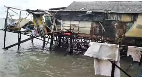 Rumah Lansia Di Balikpapan Hancur Dihantam Ombak Tinggi Halaman