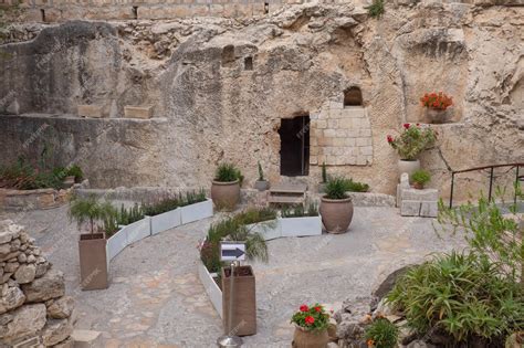 Premium Photo The Jesus Christ Tomb In The Tomb Garden Entrance To