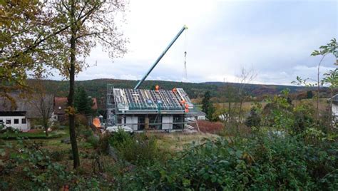 Weitere ideen zu huf häuser, musterhaus, haus. Ein Huf Haus wird gerichtet | Ratgeber für Ihr modernes ...